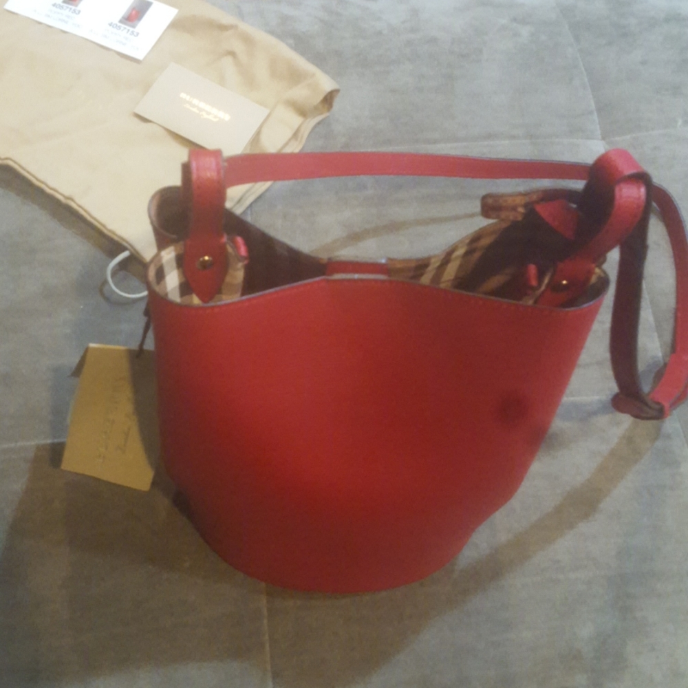 New Burberry Lorne bucket crossbody - Picture 4 of 7